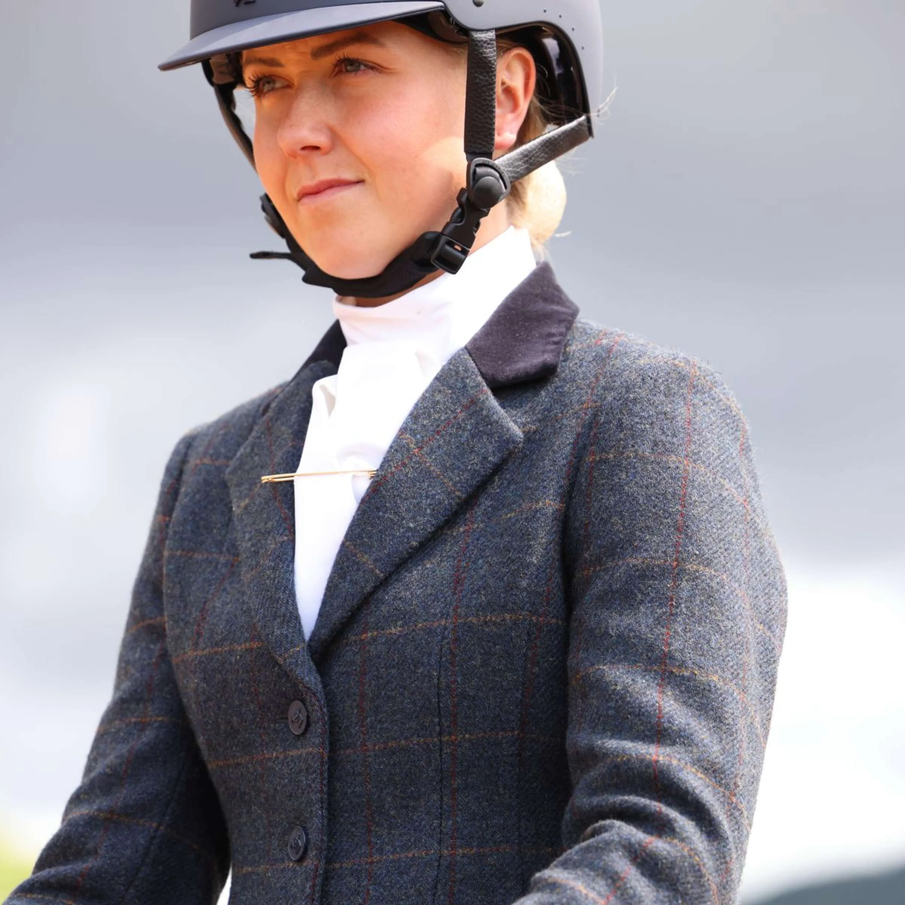 Aubrion by Shires Veste de Concours Saratoga Juniper Navy Check - Image 4