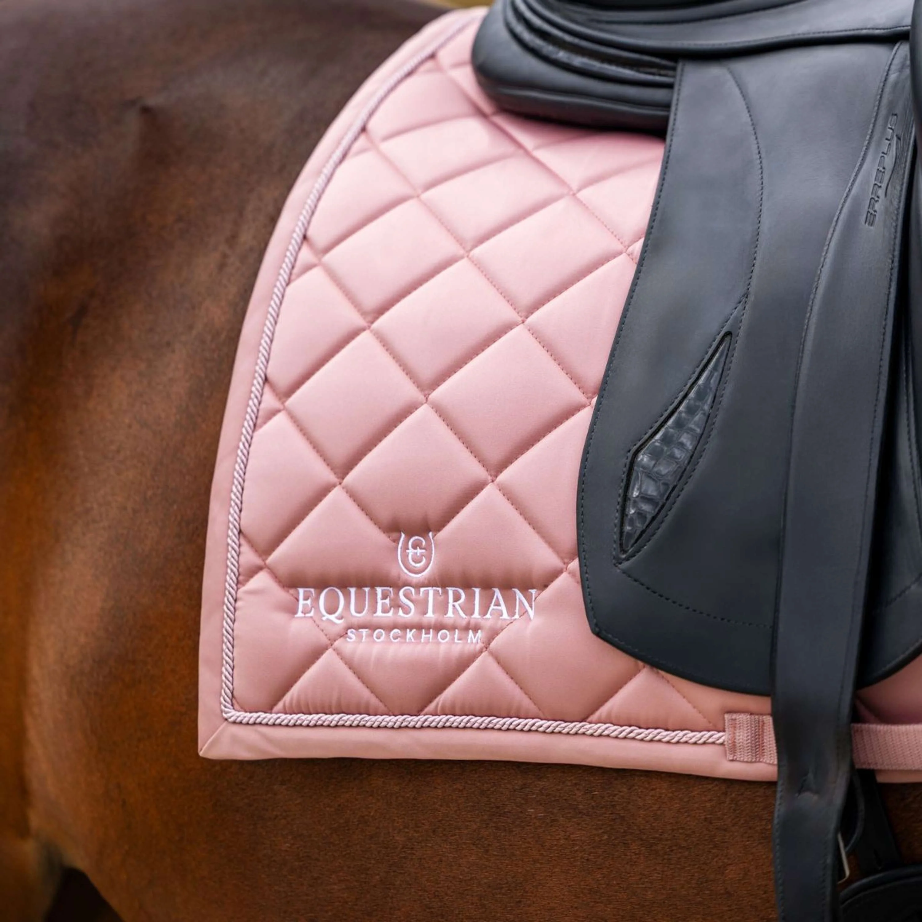 Equestrian Stockholm Tapis de Selle Line Dressage Rose - Image 4