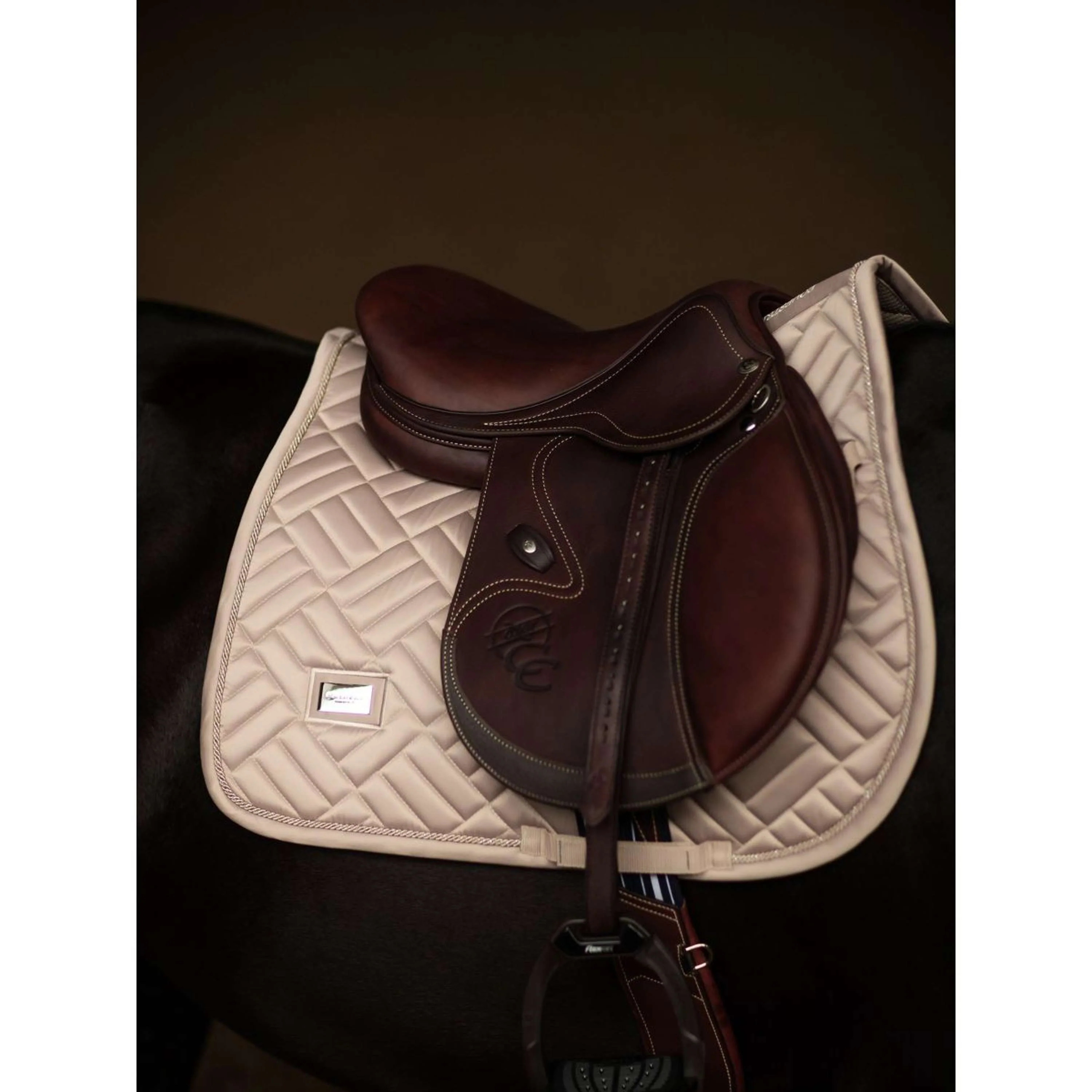 Equestrian Stockholm Tapis de Selle Modern de Saut Sable - Image 2