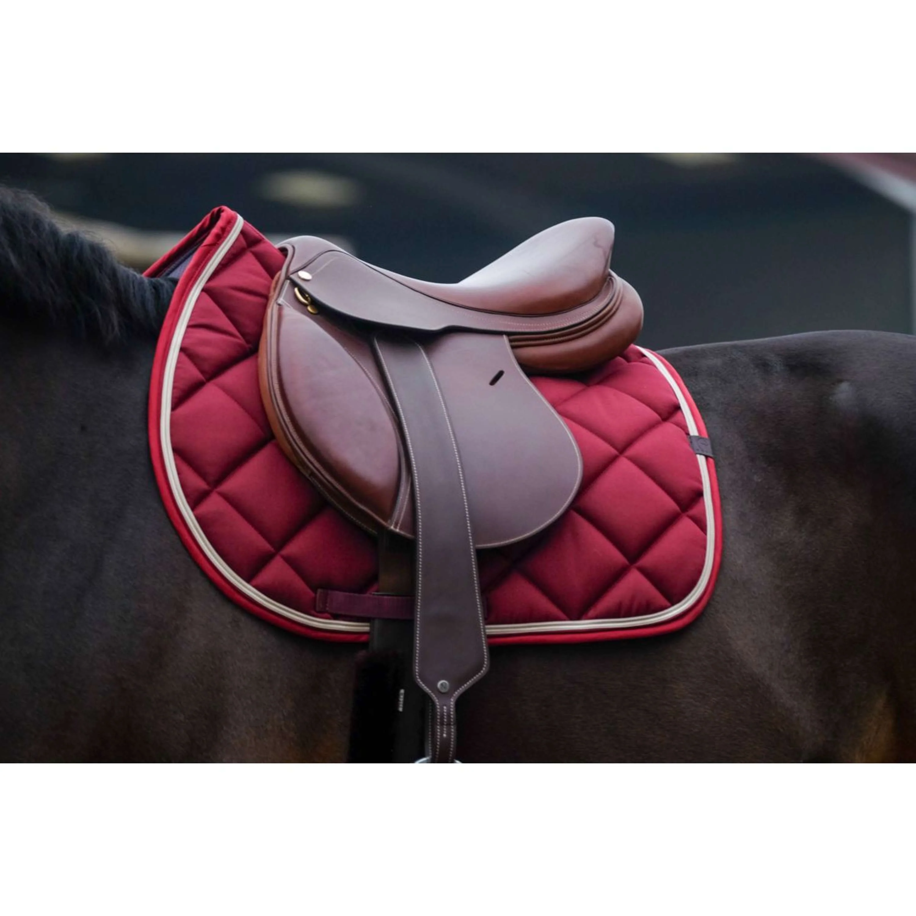 EQUITHÈME Tapis de Selle Classic de Saut Bordeaux - Image 2