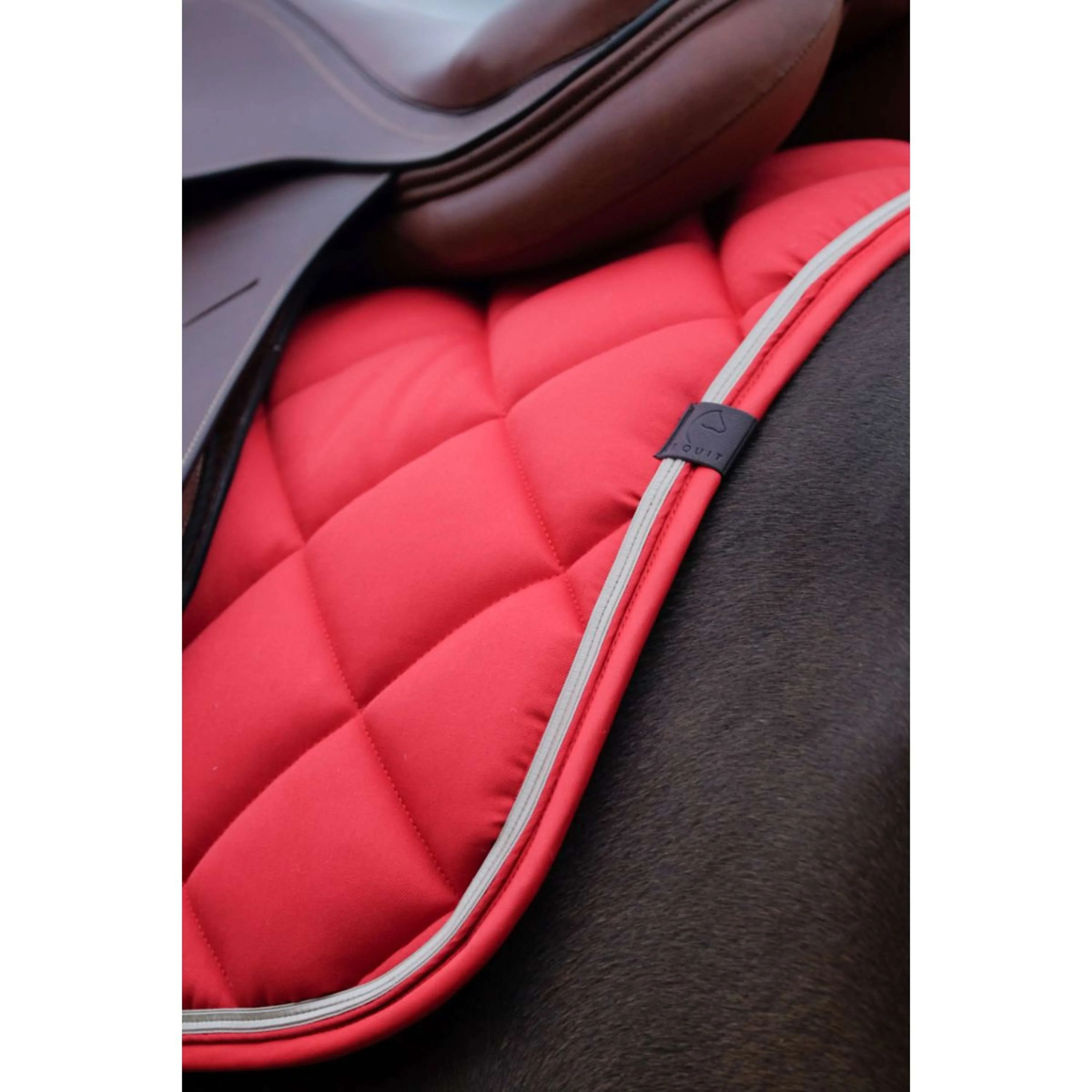 EQUITHÈME Tapis de Selle Classic de Saut Rouge - Image 3