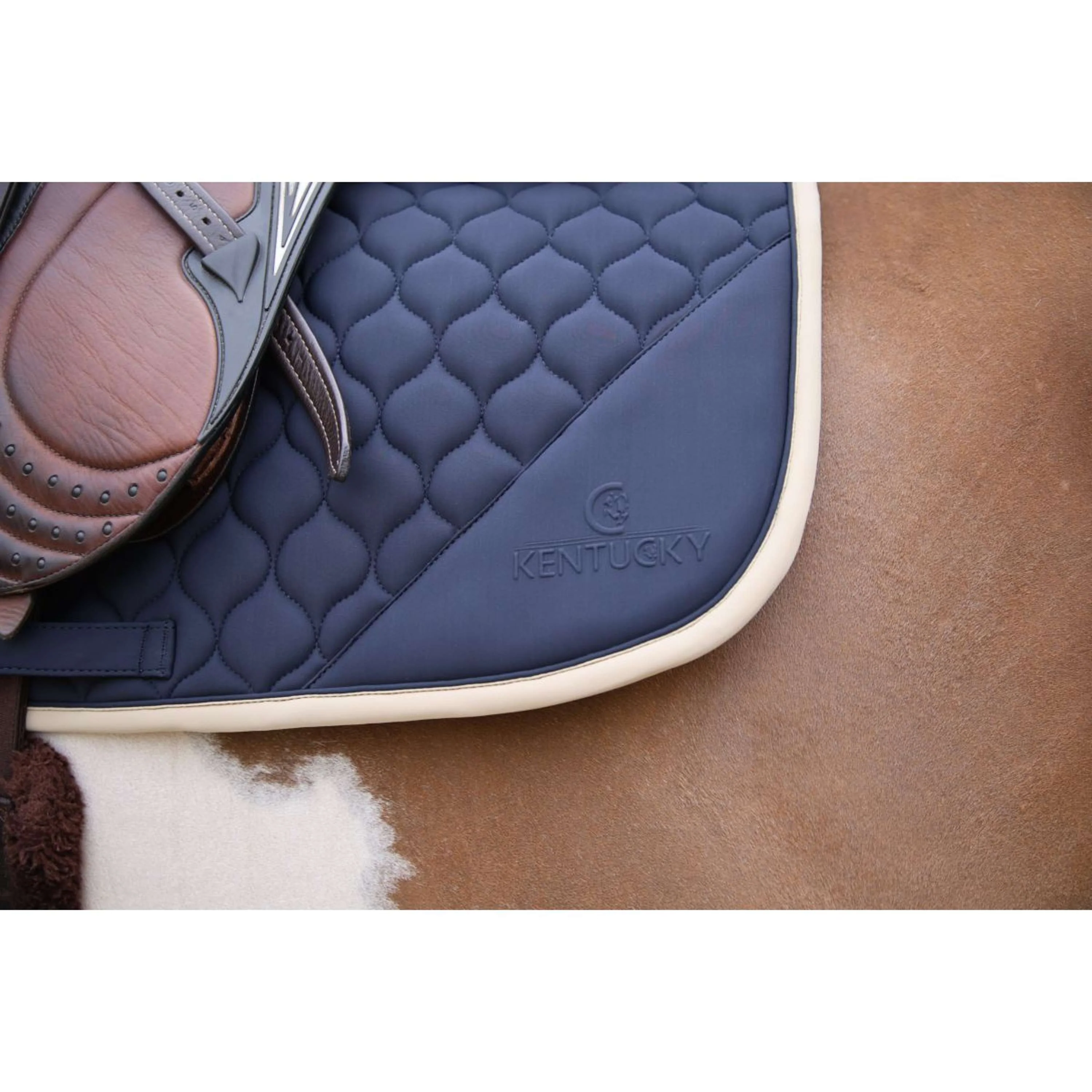 Kentucky Horsewear Tapis de Selle Softshell Onion Quilt de Saut Marin/Beige - Image 5