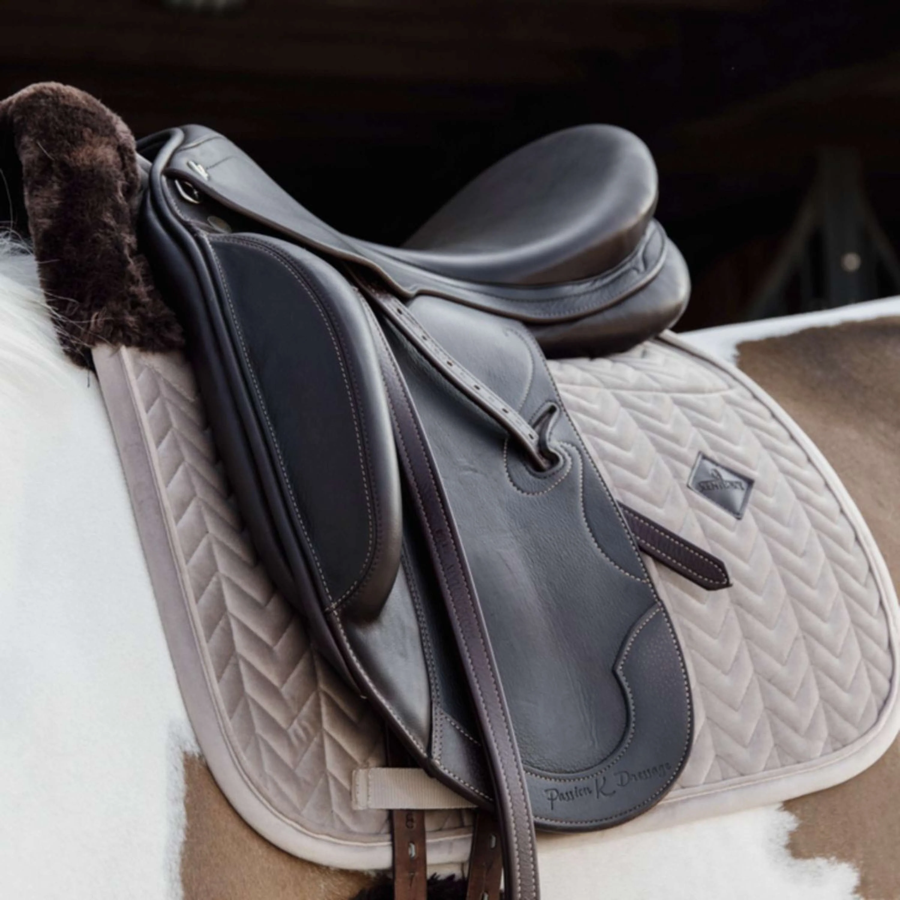 Kentucky Tapis de Selle Skin Friendly velours Dressage Beige - Image 3