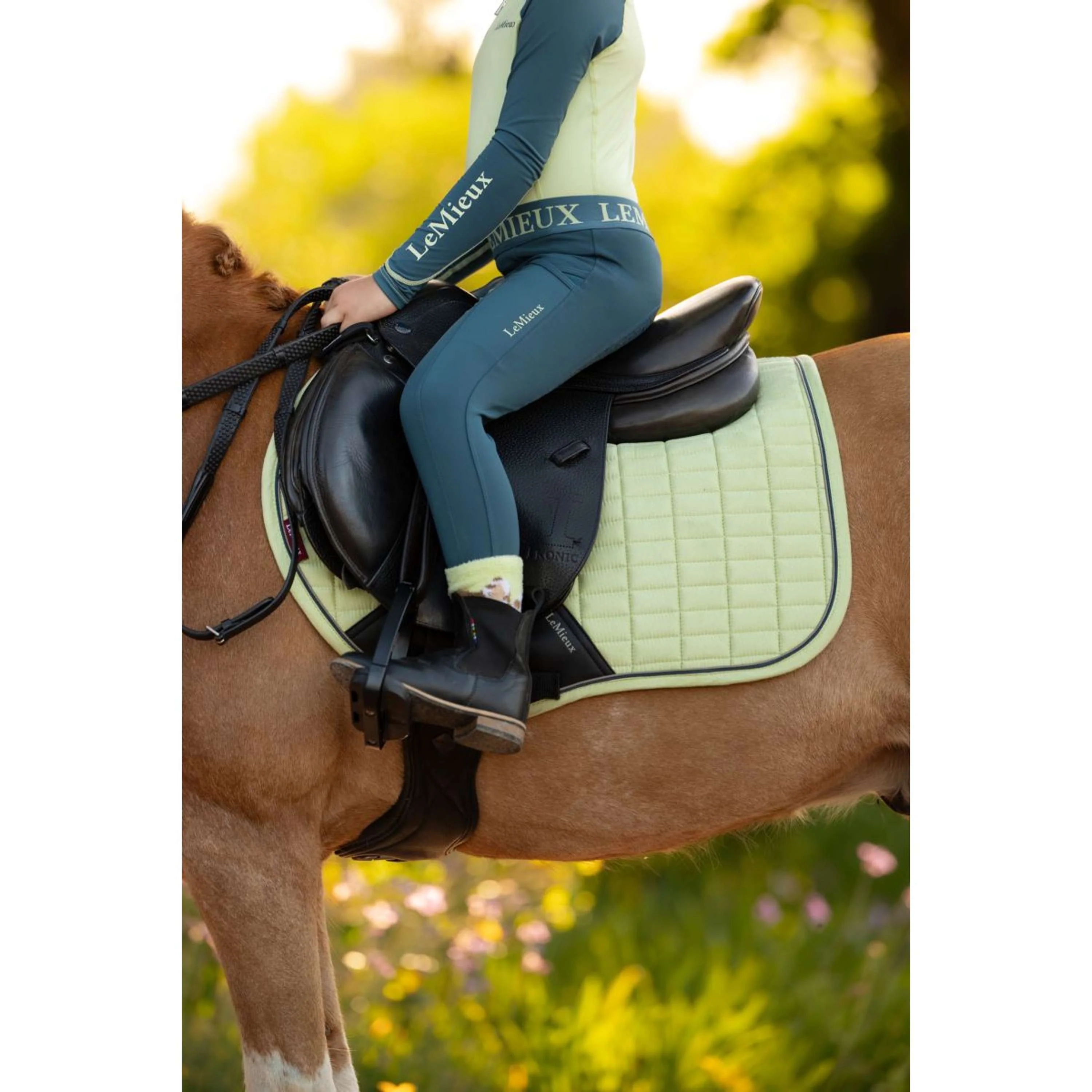 LeMieux Tapis de Selle Mini Suede Close Contact Square de Saut Macaron - Image 3