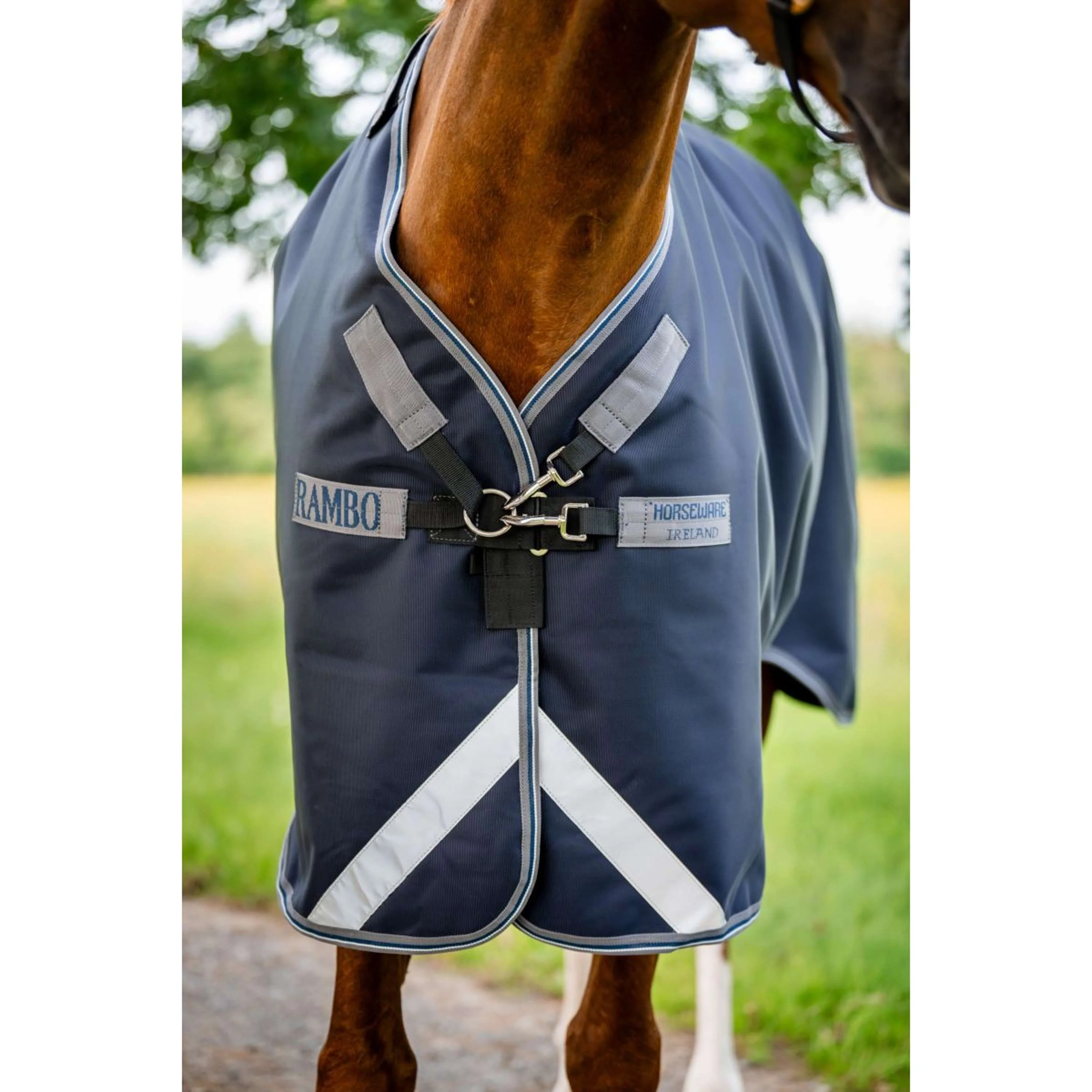 Rambo Turnout Rug 1680D Varilayer 450g Navy/Thunderstorm Grey/Silver - Image 2